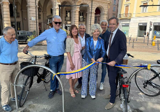 Alessandria più sostenibile: Lions Club dona portabiciclette e cestini alla città