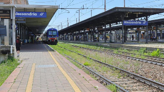 Disagi sulla linea Alessandria-Valenza: treni cancellati e ritardi per un guasto notturno