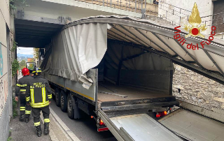 Tortona - Tir incastrato nel sottopasso: disagi e proteste per i lavori sulla tangenziale
