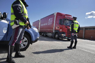 Ovada - Scovati otto migranti nascosti in un tir sull’A26: volevano raggiungere la Francia