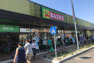 Alessandria - Lite al parcheggio del Retail Park: uomo ferito con un coltello, indaga la Polizia