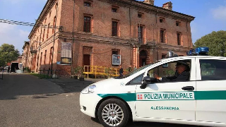 Alessandria - Auto fuori strada sulla Statale 10: scontro contro un albero, traffico bloccato