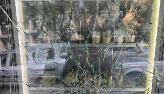 Alessandria - Vetrine danneggiate al Bar Oblivion: nuovo atto vandalico in centro