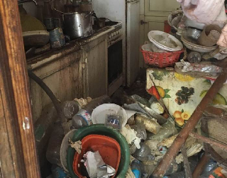 Viguzzolo - Casa invasa da rifiuti e animali tra degrado e abbandono: cane trovato morto in una borsa